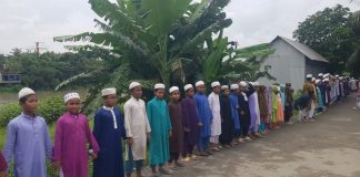 তালতলা-ডহরী খালে বাল্কহেড চলাচল বন্ধে মানববন্ধন