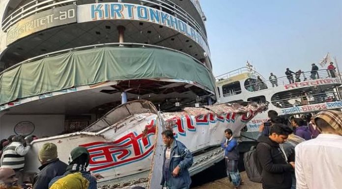 মেঘনা মাঝ নদীতে দুই লঞ্চের মুখোমুখি সংঘর্ষ