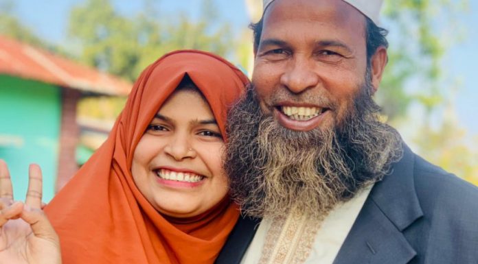 ৫০ বছর বয়সে ছেলে-মেয়ের সঙ্গে সিরাজুল ইসলামের আলিম পাস