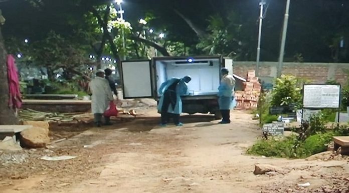 দেশে করোনায় মৃত বৃদ্ধের লাশ দাফনের সময় ছিলেন না কোনো স্বজন