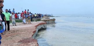 ফের শিমুলিয়া ঘাটে আকস্মিক পদ্মার ভাঙ্গনে ৩ নম্বর ফেরিঘাট বন্ধ