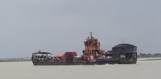 দীর্ঘ ২২ দিন টানা বন্ধ থাকার পর শিমুলিয়া-কাঁঠালবাড়ী নৌরুটে ডাম্ব ফেরি চলাচল শুরু