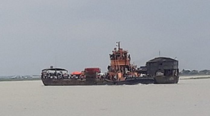 দীর্ঘ ২২ দিন টানা বন্ধ থাকার পর শিমুলিয়া-কাঁঠালবাড়ী নৌরুটে ডাম্ব ফেরি চলাচল শুরু