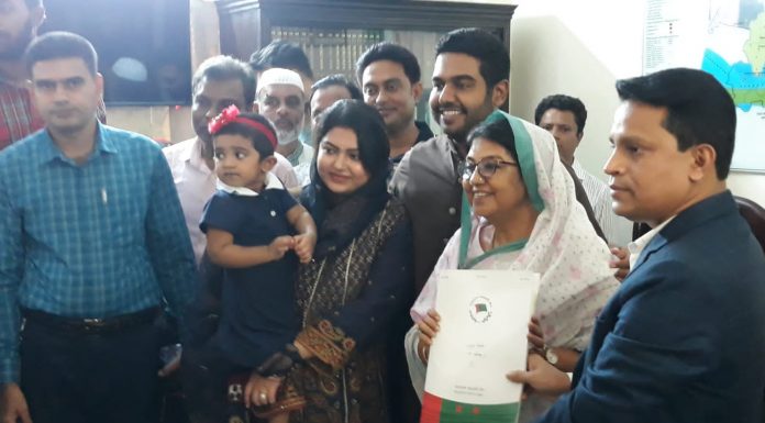 মনোনয়ন পত্র জমা দিলেন মুন্সীগঞ্জ ২ আসনের আ”লীগের প্রার্থী সাগুফতা ইয়াসমিন এমিলি
