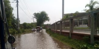 মুন্সীগঞ্জ-মাওয়া সড়ক বন্যায় বিপর্যস্ত