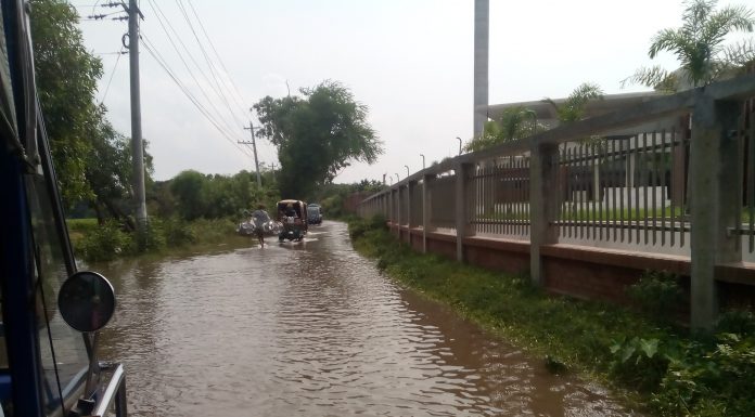 মুন্সীগঞ্জ-মাওয়া সড়ক বন্যায় বিপর্যস্ত