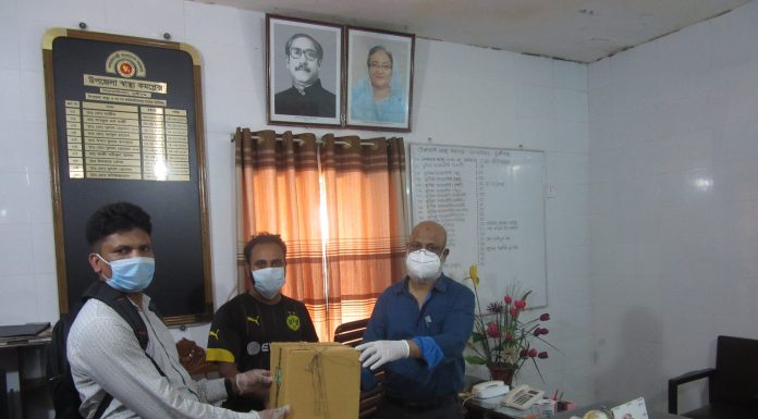 সিরাজদিখান স্বাস্থ্য কমপ্লেক্স হাসপাতালে ২০০ পিস মাস্ক ও গ্লাভস দিলেন সাবেক স্বাস্থ্যবিষয়ক সম্পাদক ডাঃ বদিউজ্জামান ভূঁইয়া ডাব্লিউ