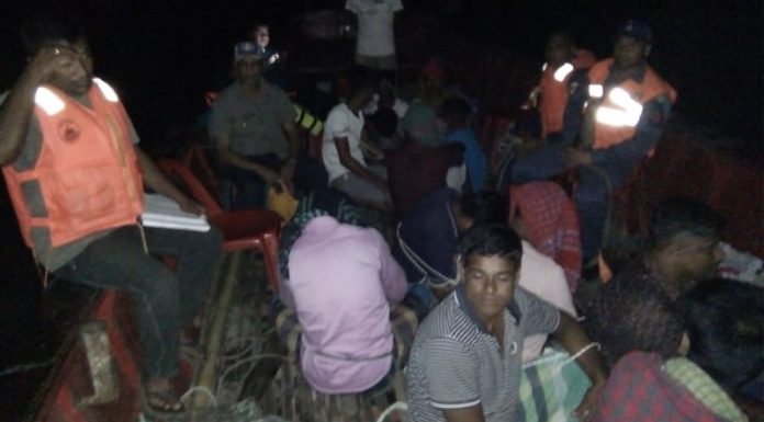 রাতের আঁধারে পদ্মায় ইলিশ শিকার,১০ জেলের জেল-ক্রেতাদের কাছ থেকে প্রায় নব্বই হাজার টাকা জরিমানা