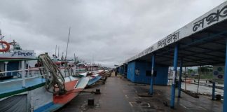 শিমুলিয়া-কাঠালবাড়ি নৌরুটে বৈরি আবহাওয়া লঞ্চ ও স্পীডবোট চলাচল বন্ধ