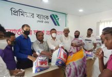 সিরাজদিখানে বালুচরে প্রিমিয়ার ব্যাংক শাখার ত্রাণ সামগ্রী বিতরণ