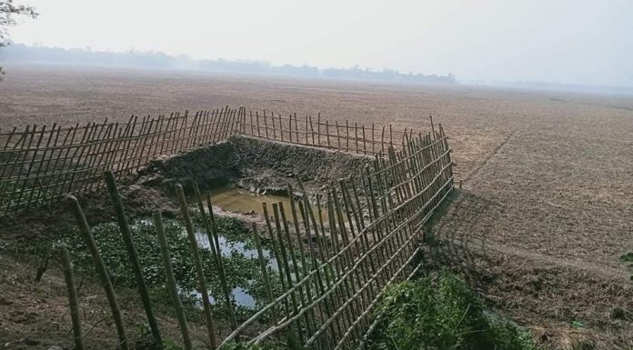 টঙ্গীবাড়িতে কৃষিজমি সহ পানি নিস্কাশনের খাল ভরাটে বাধঁ নির্মান