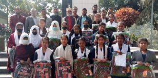 লৌহজংয়ে ৫ বিদ্যালয়ে স্কুল ব্যাগ ও স্কাপ বিতরণ