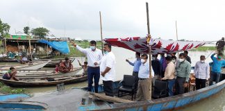 লৌহজংয়ের শুকনো খাবার ও পানি বিশুদ্ধ করনের ট্যাবলেট বিতরন করেন পানি সম্পদ মন্ত্রনালয়ের সচিব