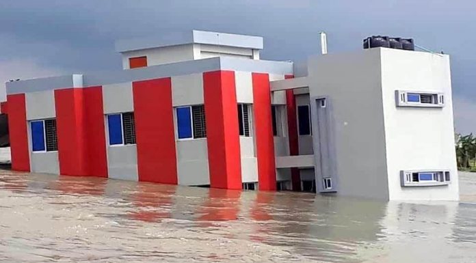 নদী গর্ভে চাঁদপুরের ওমর আলী উচ্চ বিদ্যালয়