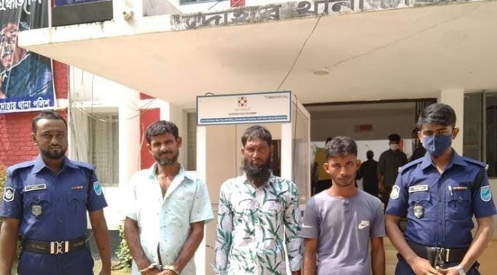 দোহারের পদ্মায় মা ইলিশ ধরায় আটক ৪