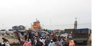 পদ্মা পাড়ি দিচ্ছে ঢাকামুখী হাজারো গার্মেন্টস কর্মী