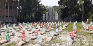 লৌহজংয়ে সহশ্রাধিক কর্মহীন ঘরে থাকা নিম্ন আয়ের মানুষের মাঝে খাদ্য সামগ্রী বিতরণ করলেন বি,এম, শোয়েব