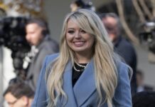 ট্রাম্প এর মেয়ে বাবার বিপক্ষে !