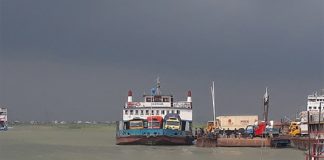 উত্তাল পদ্মায় শিমুলিয়া-কাঁঠালবাড়ী নৌরুটে ফেরি চলাচল ব্যাহত