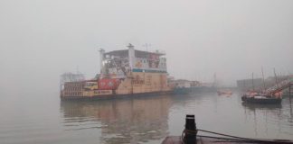 শিমুলিয়া-বাংলাবাজার ফেরি ঘন কুয়াশায় বন্ধ