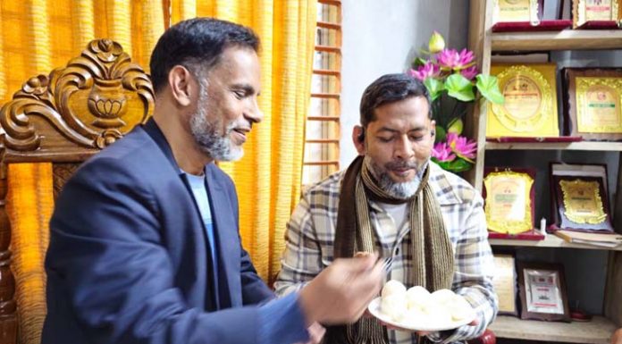 মিষ্টি নিয়ে পরাজিত সাবেক বিজিবি প্রধানের বাসায় এমপি!