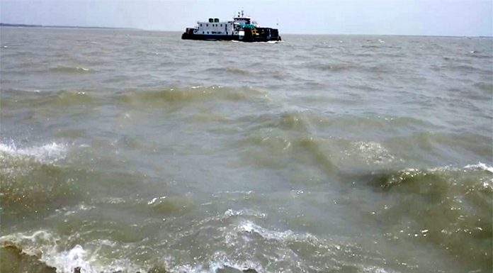 পদ্মায় গোয়ালন্দের দৌলতদিয়া গেজ পয়েন্টে পানি বিপদসীমার ওপর দিয়ে প্রবাহিত হচ্ছে