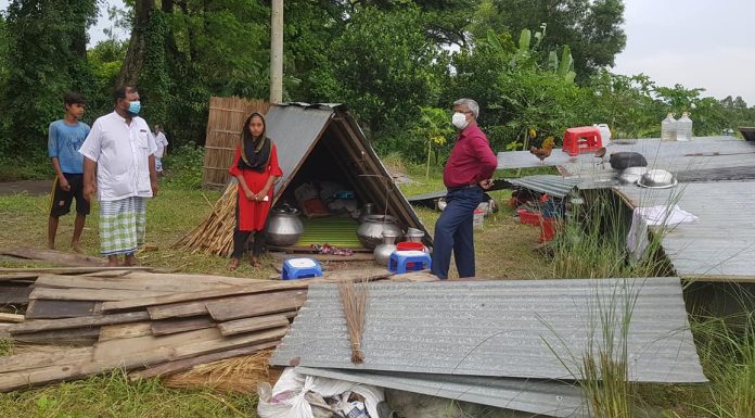 সিংহের হাটি ও নাগেরহাট গ্রামের বন্যাকবলিত ব্যক্তিদের আশ্রয়ের অবস্থা সরেজমিনে পরিদর্শন করেন বিকালে কনকসার ইউপি চেয়ারমান-রাতে উপজেলা প্রশাসন