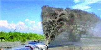 ড্রেজিং করে মাটি নদীতেই ফেলেছে