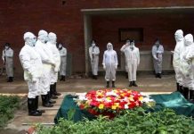 অন্তিম ইচ্ছার প্রতি শ্রদ্ধা জানিয়ে আজিমপুরেই তাঁর পিতার কবরেই অধ্যাপক ড. আনিসুজ্জামান চির নিদ্রায় শায়িত