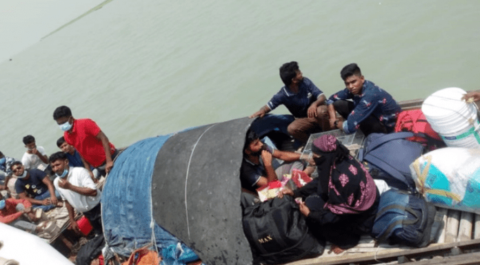 পদ্মায় যাত্রীবাহী ৬ ট্রলার আটক