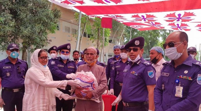 লৌহজংয়ে বেঁদে সম্প্রদায়ের মাঝে উত্তরণ ফাউন্ডেশনের খাদ্যসামগ্রী বিতরণ