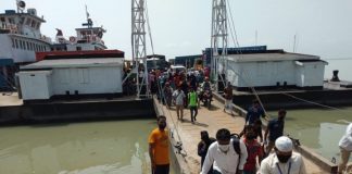 শিমুলিয়াঘাটে যাত্রী ঢল,ঢাকা যাওয়ার ভরসা অটো রিকশা