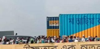 শিমুলিয়া ফেরিঘাট মানুষের ঢল; মার্কেট খুলে দেওয়ার কথা শুনে