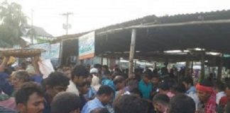 মাওয়া মৎস্য আড়তের জন সমাগম,নিরাপত্তা চায় স্থানীয়রা