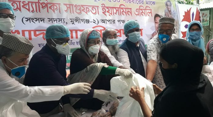 লৌহজংয়ে সাংসদ সাগুফতা ইয়াসমিন এমিলির পক্ষে খাদ্যসামগ্রী বিতরণ
