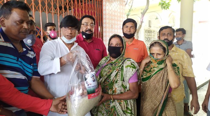 মুন্সীগঞ্জে দরিদ্রদের মাঝে খাদ্য সামগ্রী পৌছে দিচ্ছেন কল্লোল