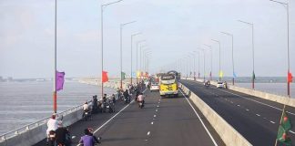 পদ্মা সেতু থেকে ঝাপ দিয়ে অটোরিকশা চালক নিখোঁজ