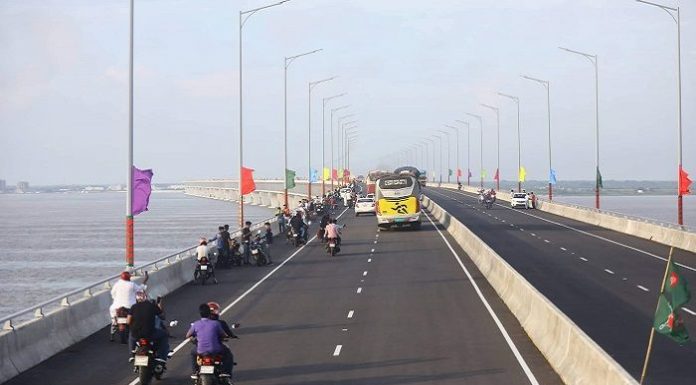 পদ্মা সেতু থেকে ঝাপ দিয়ে অটোরিকশা চালক নিখোঁজ