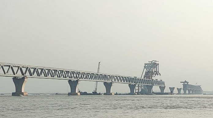 পদ্মা সেতুতে আর মাত্র ৪ টি স্পেন বাকি,আজ বসেছে ৩৭ তম স্পেন; দৃশ্যমান হলো ৫ হাজার ৫৫০ মিটার