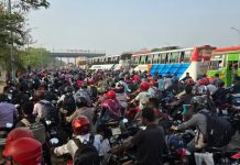 মাওয়ায় পদ্মা সেতু টোল প্লাজায় উপচেপড়া মানুষের ঢল