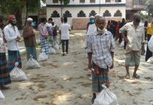 আওয়ামীলীগের পক্ষ থেকে সিরাজদীখানে ত্রান বিতরণ