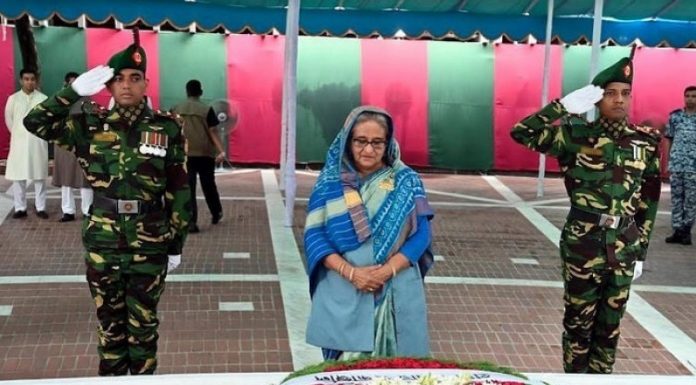 টুঙ্গিপাড়ায় জাতির পিতা বঙ্গবন্ধুর সমাধিতে প্রধানমন্ত্রীর শ্রদ্ধা নিবেদন
