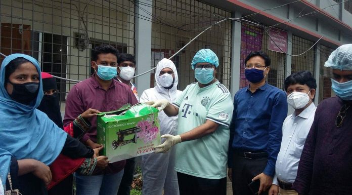 সিরাজদিখানে দুস্থ মহিলাদের মাঝে সেলাইমেশিন বিতরণ