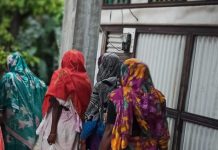 সিরাজদিখনে হতদরিদ্র বেদেদের পাশে ঐকতান যুব ফাউন্ডেশন