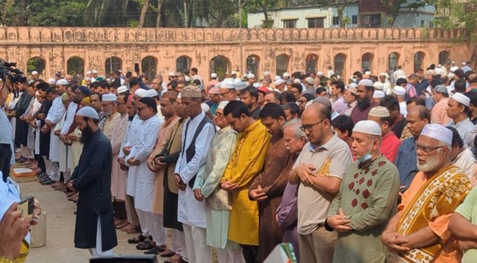 মা-বাবার পাশে আজিমপুর কবরস্থানে চিরশায়িত হলেন ঢাবির সাবেক উপাচার্য আরেফিন সিদ্দিক
