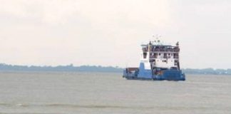 লঞ্চ-স্পিডবোটে জীবনের ঝুঁকি নিয়ে পদ্মা পারাপার