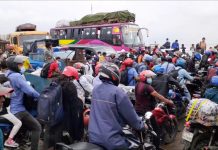 স্বাস্থ্যবিধি উপেক্ষা করে শিমুলিয়া ঘাটে ঈদে ঘরমুখী মানুষের ঢল