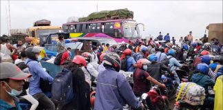 স্বাস্থ্যবিধি উপেক্ষা করে শিমুলিয়া ঘাটে ঈদে ঘরমুখী মানুষের ঢল