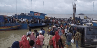 শিমুলিয়া ঘাটে বিধিনিষেধ উপেক্ষা করে ঘরমুখো যাত্রীদের ভিড়