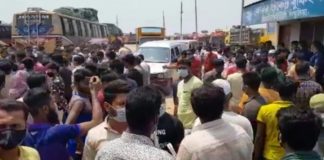 শিমুলিয়া ঘাটে বিক্ষোভের পর পার হচ্ছে যাত্রীবাহী যান